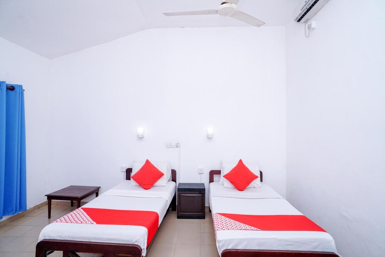 Oyo 384 Dilena Beach Resort Unawatuna Rom bilde