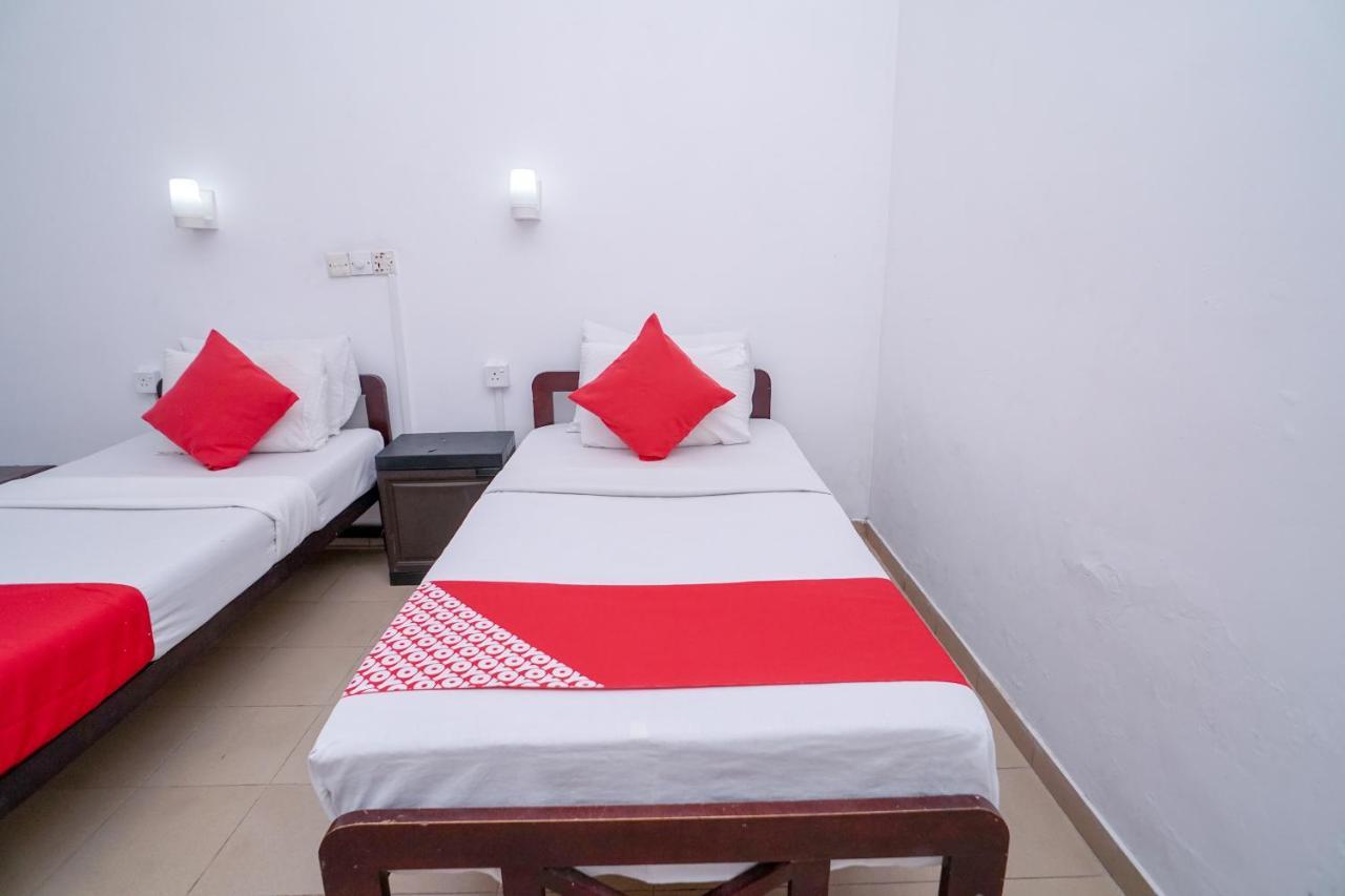 Oyo 384 Dilena Beach Resort Unawatuna Rom bilde