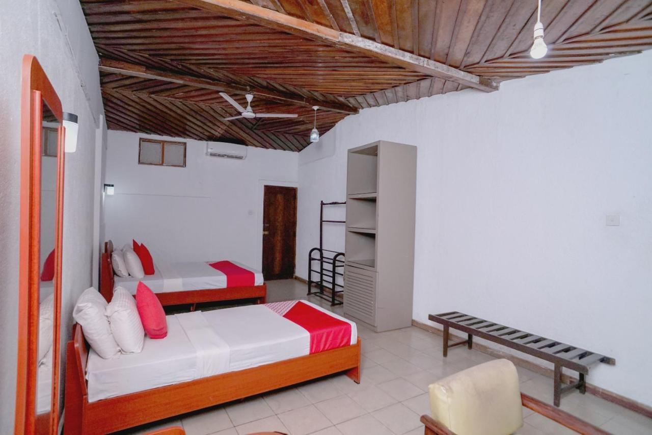 Oyo 384 Dilena Beach Resort Unawatuna Rom bilde