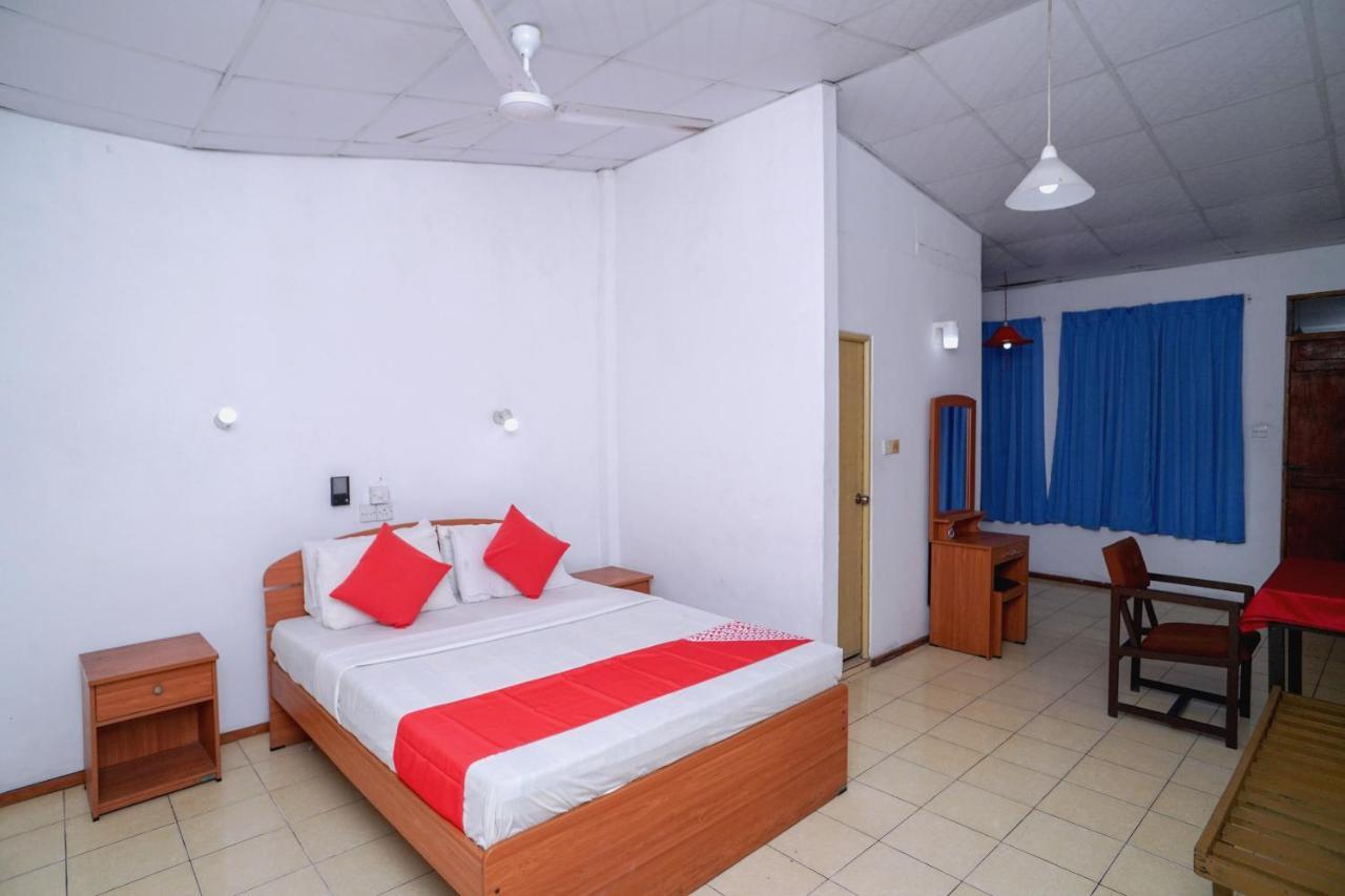Oyo 384 Dilena Beach Resort Unawatuna Rom bilde