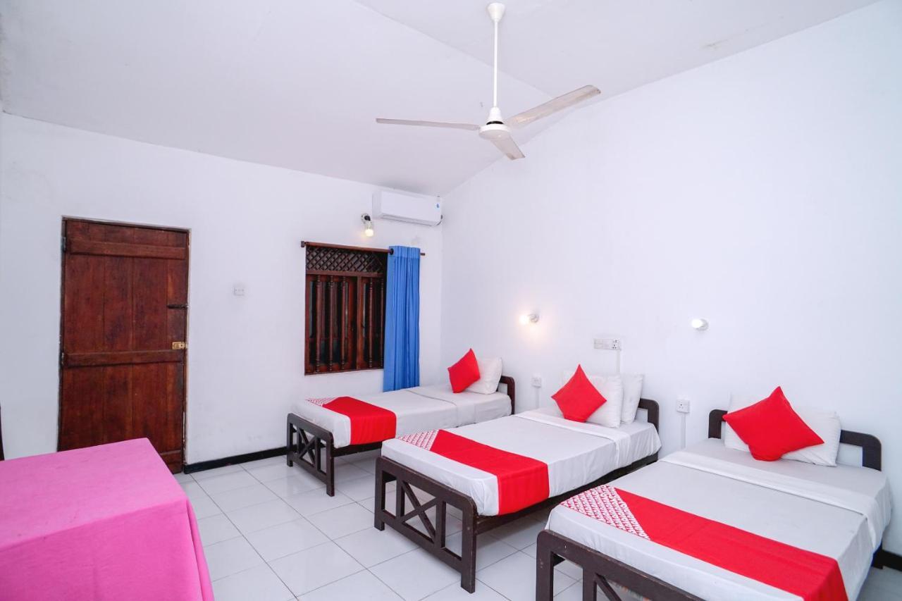 Oyo 384 Dilena Beach Resort Unawatuna Rom bilde